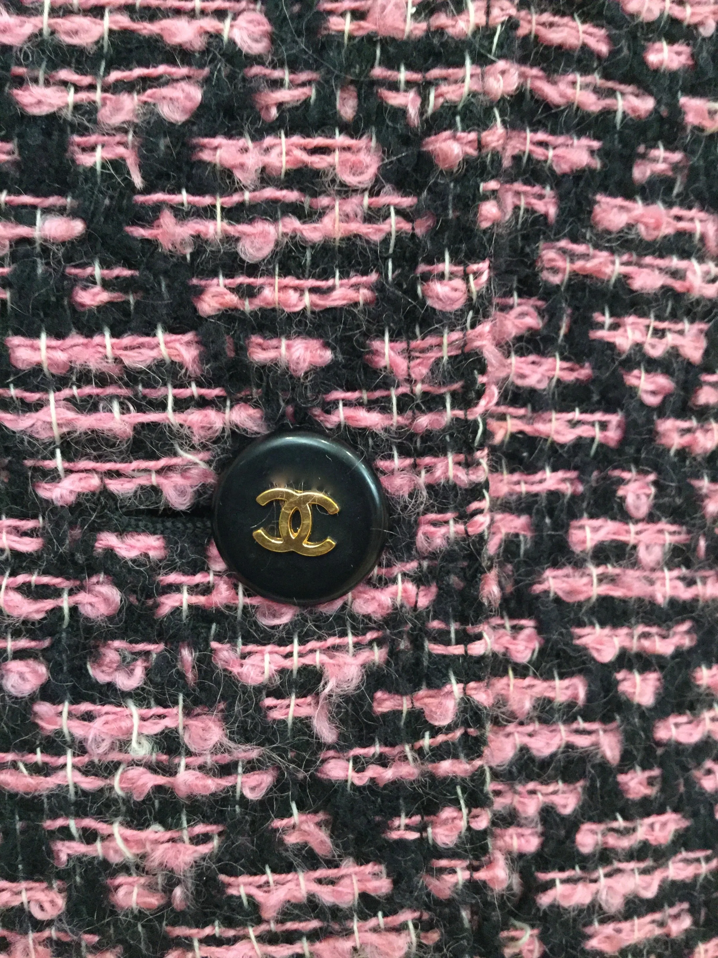 95P, 1995 Spring Vintage Chanel Pink Black Boucle Wool Tweed Dress Jacket Blazer US 6