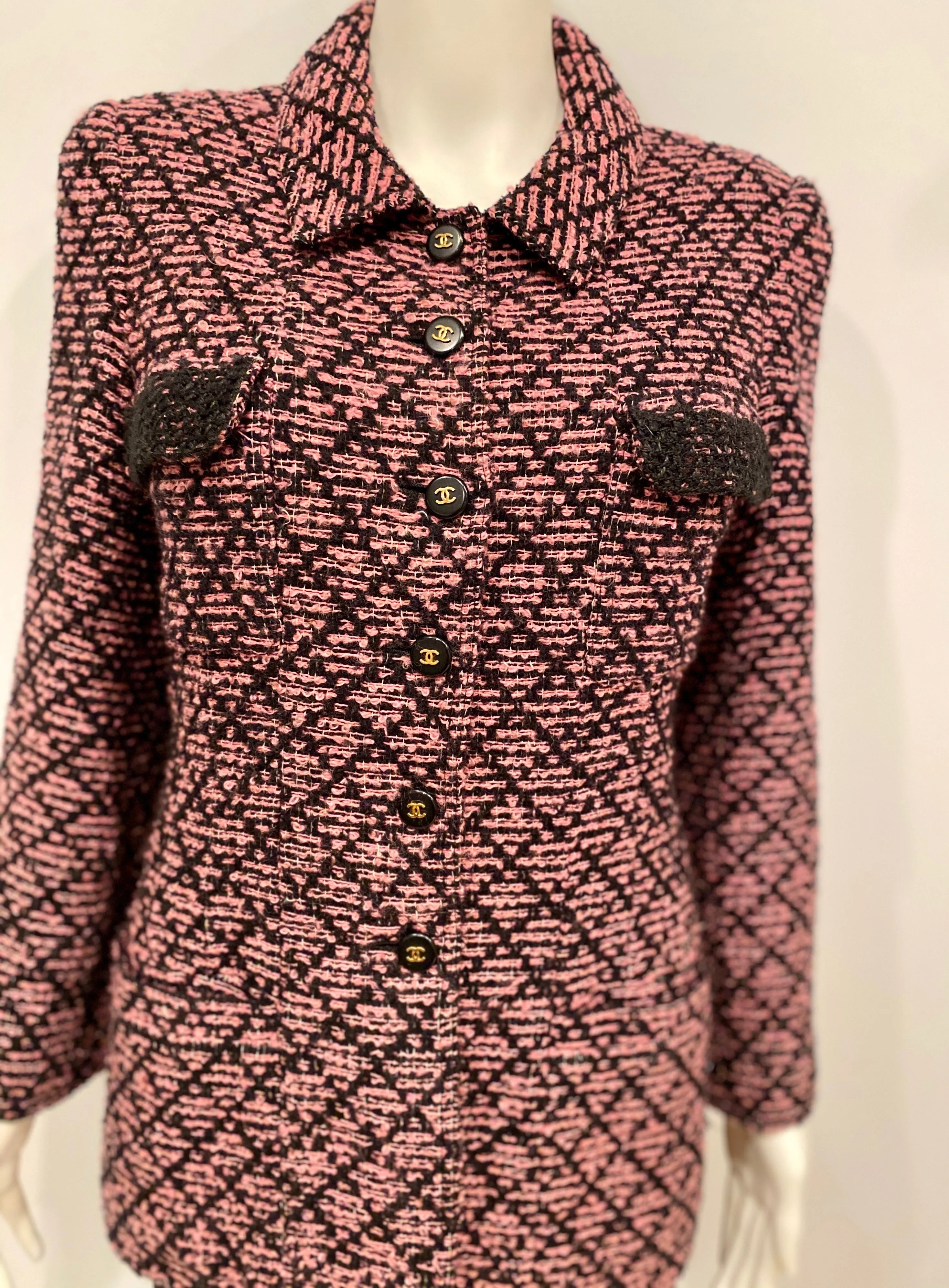 95P, 1995 Spring Vintage Chanel Pink Black Boucle Wool Tweed Dress Jacket Blazer US 6